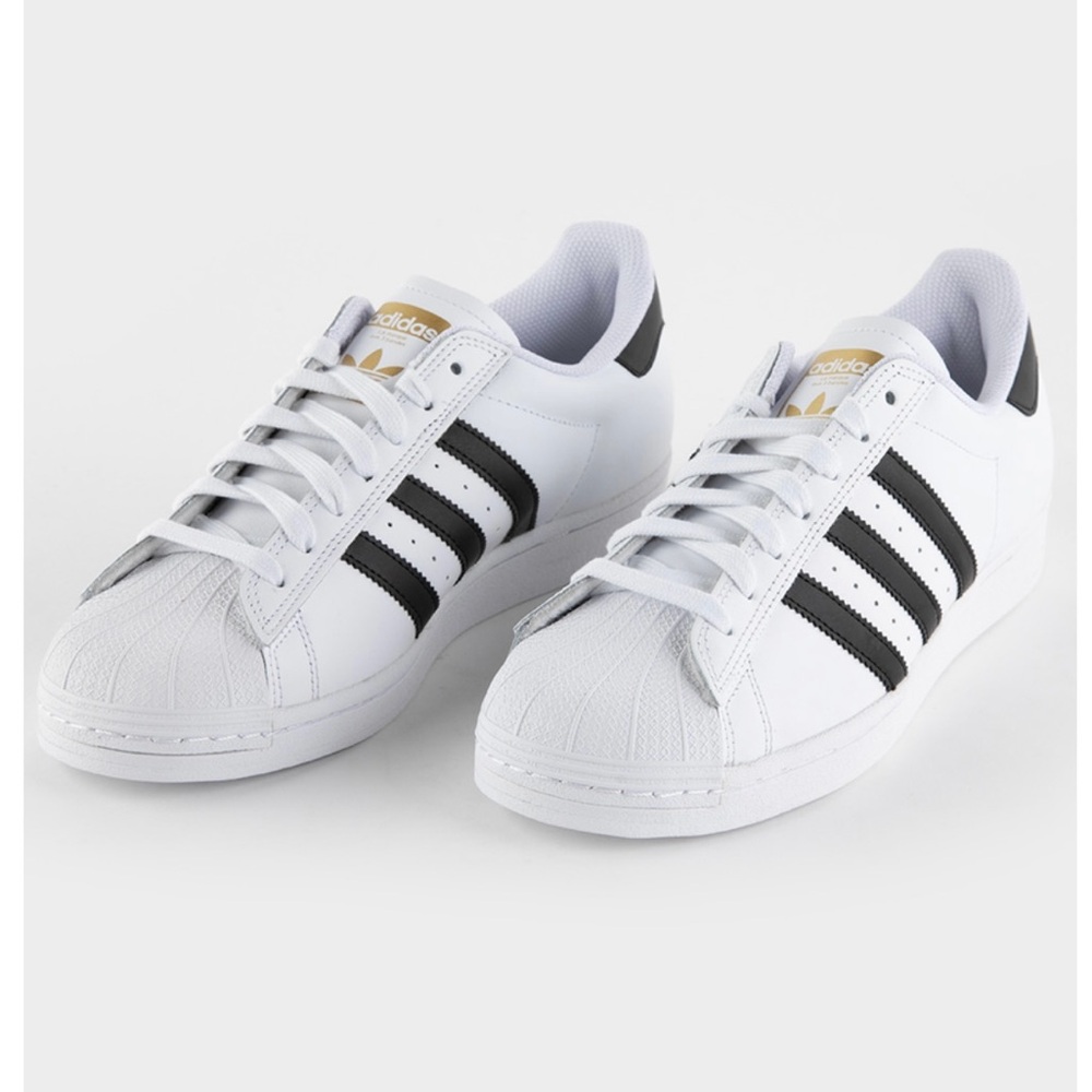 Like brand new women’s Adidas superstar Tilly’s tennis shoe!